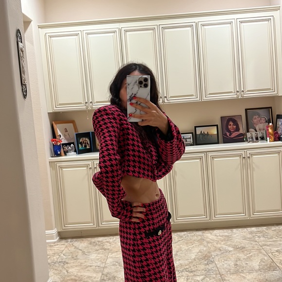 Brand new two piece revolve set - Picture 4 of 10